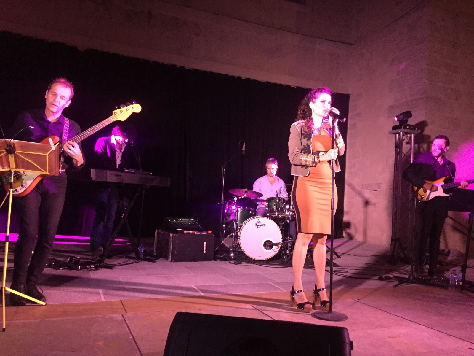 Chanteuse avec musiciens pour animer une soirée évènementielle Marseille 13 dans les Bouches-du-Rhône