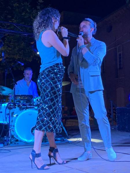 Duo de chanteurs accompagnés de musiciens Var