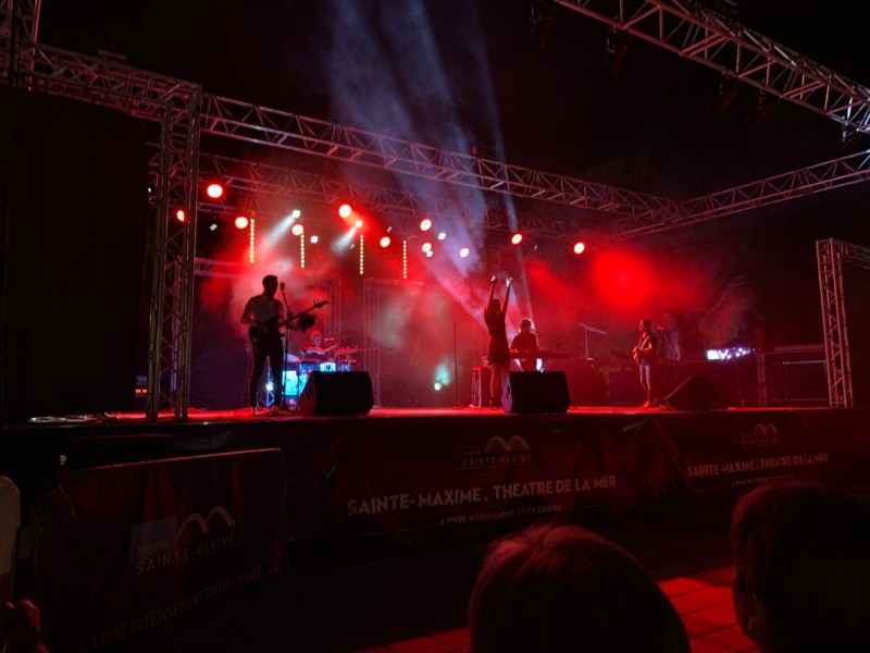 chanteuse avec musiciens pour soirée 83