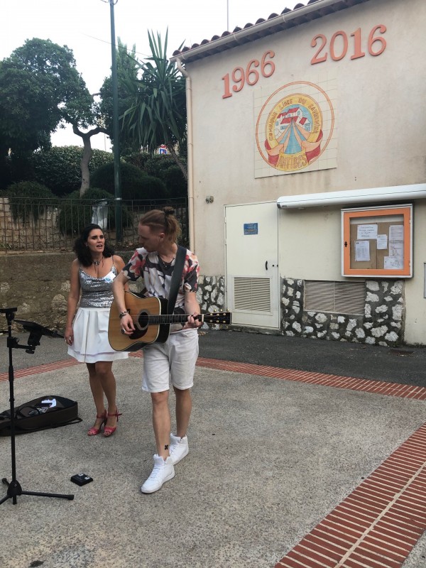 chanteuse et guitariste antibes