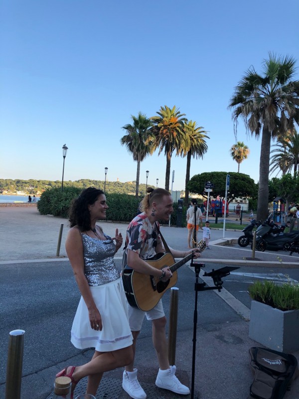 chanteuse avec guitariste pour soirée évènement 06