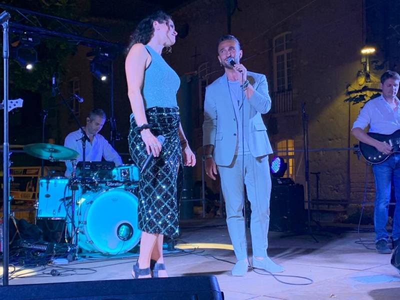 Groupe de musique avec deux chanteurs près de saint Tropez dans le Var