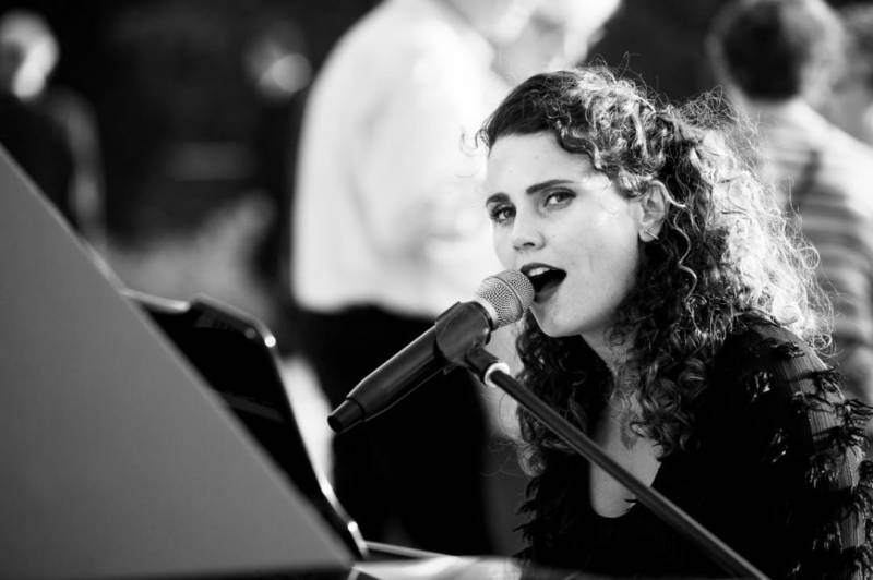 Chanteuse pianiste pour cocktail de mariage au château de Barbegal à Raphèle les Arles