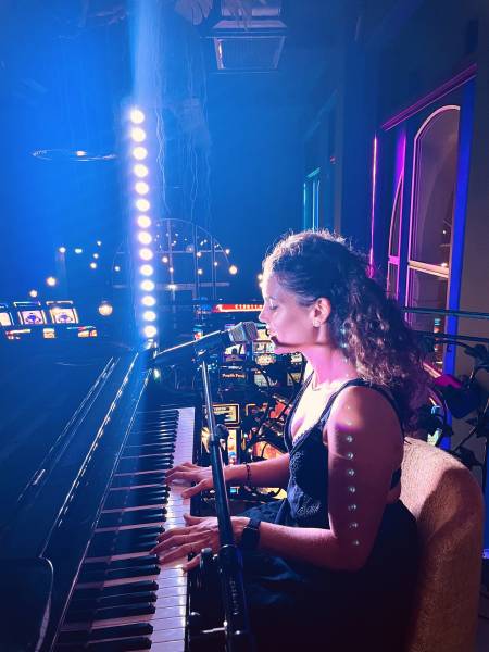 Chanteuse pianiste au casino de hyères près de Toulon