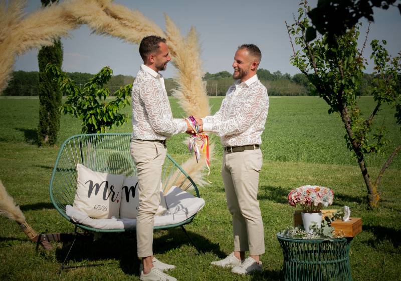 Cérémonie laïque pour mariage gay à Pont saint esprit près d'Avignon