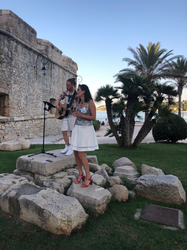 duo guitare voix dans les rues d'antibes à coté de Nice