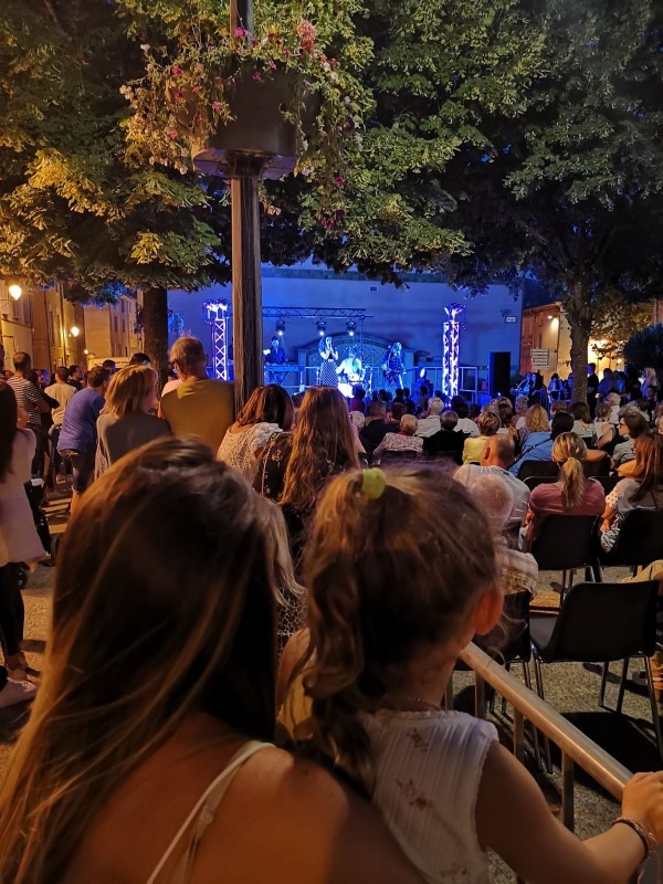 groupe de musique avec chanteuse pour soirée municipale 83