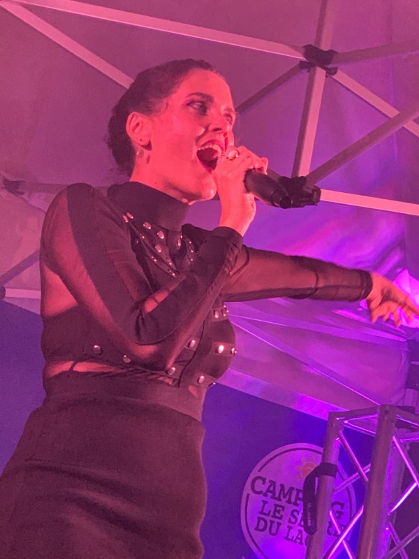 animer une soirée dans un camping avec une chanteuse