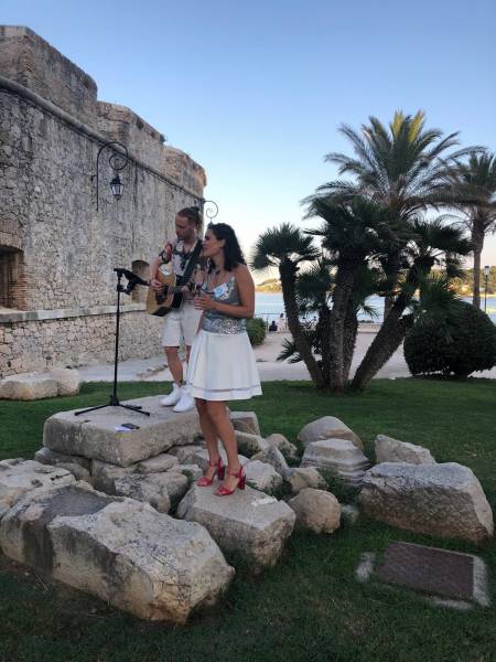 Ambiancer votre soirée privée grâce à une chanteuse